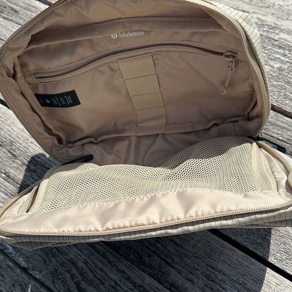 LULULEMON COMMAND THE DAY KIT 5L Travel Kit NWT - Picture 5 of 6